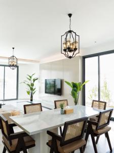 Μια τηλεόραση ή/και κέντρο ψυχαγωγίας στο Jungle Breeze Villa, Al Dana Villas