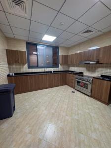 Η κουζίνα ή μικρή κουζίνα στο Jungle Breeze Villa, Al Dana Villas