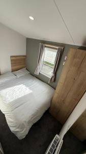 Postel nebo postele na pokoji v ubytování Brand New Holiday Home Robin Hood Holiday Park