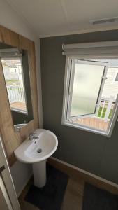 Koupelna v ubytování Brand New Holiday Home Robin Hood Holiday Park + 12 fotografií