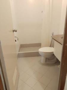 Un baño blanco con inodoro y lavabo. en Albergo Hotel Unit near Wright Park, The Mansion, Minesview & Botanical Garden, en Baguio