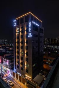 a tall building with a sign on the side of it at Pyeongtaek Hotel The Gray Songtan 