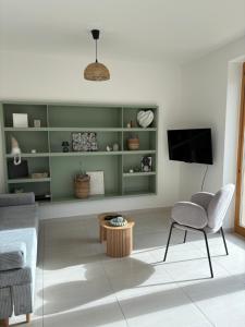 un salon avec des étagères vertes et une chaise dans l'établissement DoMi panorama&wellness, à Dudince