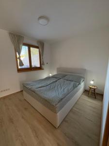 une chambre avec un lit dans une pièce avec une fenêtre dans l'établissement DoMi panorama&wellness, à Dudince