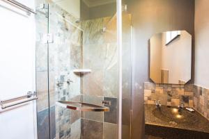 A bathroom at B&B on the Sabie River