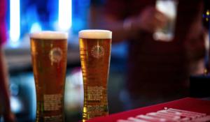 twee glazen bier zittend op een tafel bij The Old Court House in Kingswinford +5 foto's