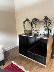 een groot zwart entertainmentcentrum in een woonkamer bij Najdeh Suite, our goal is to make you comfortable in Jeddah