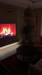 een woonkamer met een open haard bij Najdeh Suite, our goal is to make you comfortable in Jeddah
