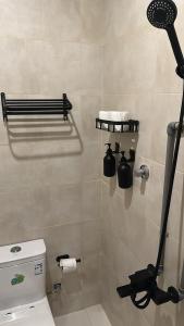 een badkamer met een douche, een toilet en handdoeken bij Najdeh Suite, our goal is to make you comfortable in Jeddah +8 foto's