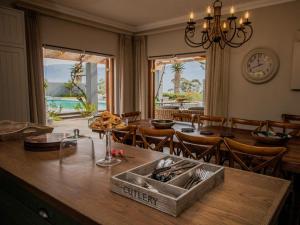 Il dispose d'une cuisine avec un évier et d'une salle à manger avec une table. dans l'établissement Bontebokskloof, à Swellendam