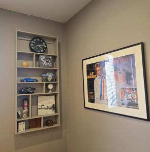 Una foto de una película en una pared con un reloj en Le Mans 70 Duplex,  20 fotos más