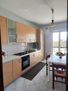 Kuchyň nebo kuchyňský kout v ubytování Appartamento Santa Rita