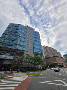 a tall building on a city street with a sky at 팔레드시즈 콘도- Pale de CZ Condo in Busan