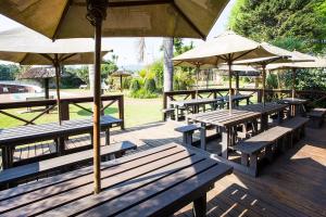 A restaurant or other place to eat at B&B on the Sabie River