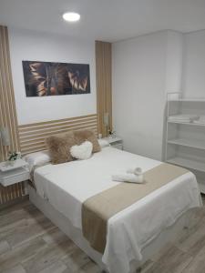 Una cama o camas en una habitación de Estudio coqueto las naciones 25 fotos más