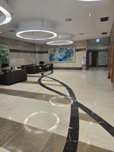 a lobby with a large room with couches and aazesktop at 팔레드시즈 콘도- Pale de CZ Condo in Busan +77 photos