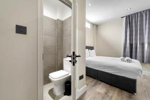 Kleines Zimmer mit einem Bett und einem WC in der Unterkunft Willesden Green Modern Living Suites in London