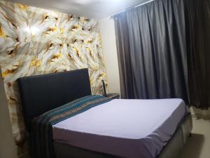 ein Schlafzimmer mit einem Bett mit einer Blumenwand in der Unterkunft Bello Apartamento frente al mar in El Morto de Barcelona