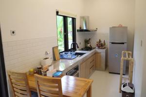 Η κουζίνα ή μικρή κουζίνα στο Bali Tropical and Relax