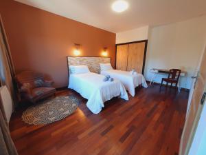 Ένα ή περισσότερα κρεβάτια σε δωμάτιο στο Les berges du Seudo chambres d'hôtes