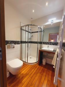 Ένα μπάνιο στο Les berges du Seudo chambres d'hôtes