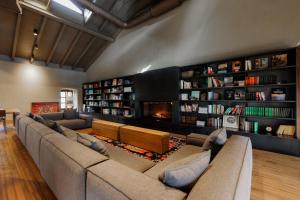 a living room with a couch and a fireplace at Castel Mimi Wine Resort in Bulboaca