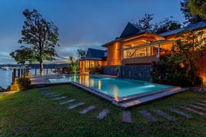 Hồ bơi trong/gần Seafront Pool Villa Nambo