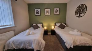 two twin beds in a room with two lamps at Stylish 2-bedroom home in Salford - 5 guests in Manchester