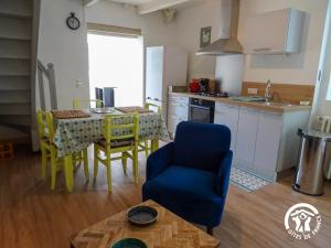 Una cocina y un comedor con mesa y sillas. en Le Sécadou de Campristinie, en Le Fel