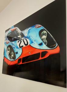 una foto de un coche de carreras en una pared en Le Mans 70 Duplex, 