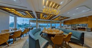 ChitrāwalAraiya Gir,A Mavintara Resort的有桌子和椅子的餐厅