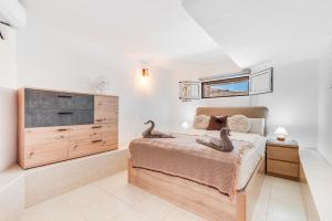 En eller flere senge i et værelse på Moser Living Premium Apartments - Puerto Rico + 35 billeder