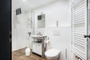 フィーバーブルンにあるHaus an der Acheのトイレと洗面台を備えた白いバスルーム +64枚の写真