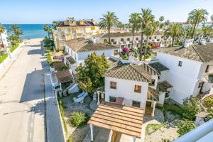 una vista aérea de las casas y del océano en Urbanizacion Bahía Azul B-33, en Denia