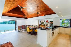 Nhà bếp/bếp nhỏ tại Seafront Pool Villa Nambo