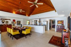 TV/trung tâm giải trí tại Seafront Pool Villa Nambo