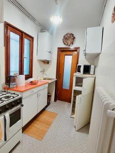 Kuchyň nebo kuchyňský kout v ubytování A beautifully furnished semi-detached house in Strozza, Bergamo