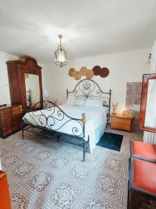 Postel nebo postele na pokoji v ubytování A beautifully furnished semi-detached house in Strozza, Bergamo