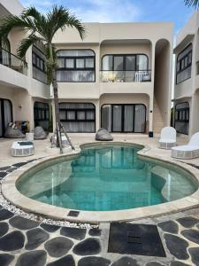 een zwembad voor een gebouw bij Regina Suite in Bingin Beach