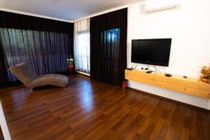 TV a/nebo společenská místnost v ubytování Cabana ESCAPE