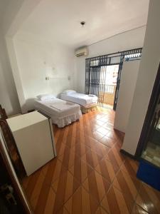 ベレンにあるPousada COP 30のウッドフロアのドミトリールーム ベッド2台