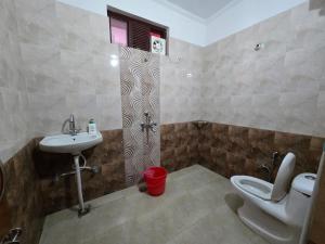 a bathroom with a sink and a toilet at Shree Dev Asthanam in Bhīm Tāl