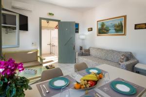 een woonkamer met een tafel met daarop een schaal fruit bij Dora Studios by PaxosRetreats in Gaios