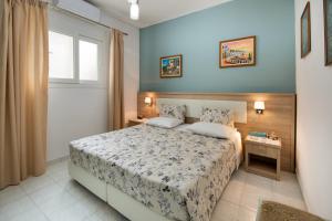 een slaapkamer met een groot bed en een raam bij Dora Studios by PaxosRetreats in Gaios