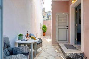 een patio met een tafel en stoelen en een deur bij Dora Studios by PaxosRetreats in Gaios
