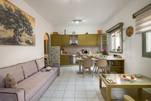 een woonkamer met een bank en een keuken bij Dora Studios by PaxosRetreats in Gaios +9 foto's