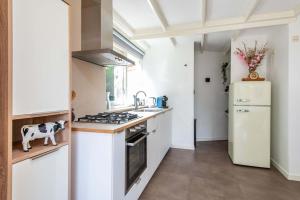 Η κουζίνα ή μικρή κουζίνα στο De Holenduif I Stijlvol en gerenoveerd vakantiehuis