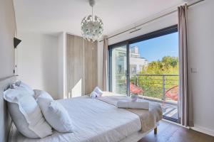 une chambre avec un lit et une grande fenêtre dans l'établissement Villas Odalys Le Domaine d Anadara, à Anglet 47 autres photos