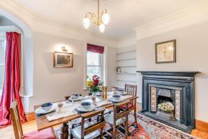 una sala da pranzo con tavolo e camino di 3 Bed in Bakewell oc-r33436 a Bakewell