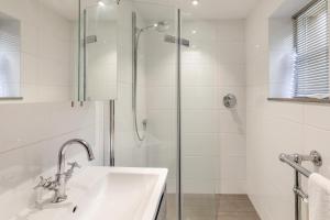 un bagno bianco con lavandino e doccia di 3 Bed in Bakewell oc-r33436 a Bakewell Altre 19 foto